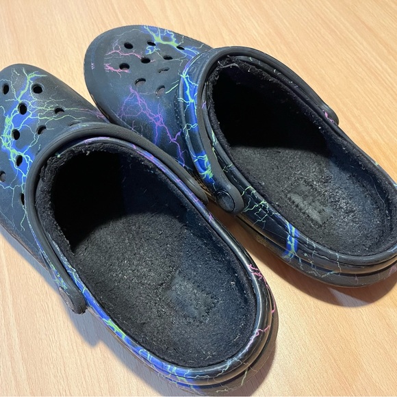 CROCS Unisex Black with Neon Lightning Lined Fuzzy Clogs - Picture 7 of 12